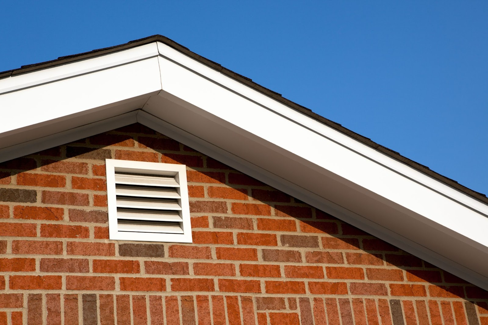 5 Roofing Problems That Could Cause Your Attic to Stay Wet
