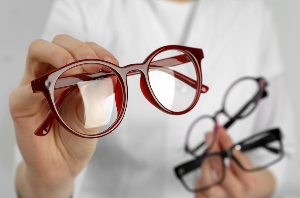 The Difference Between Prescription and Over-the-Counter Reading Glasses