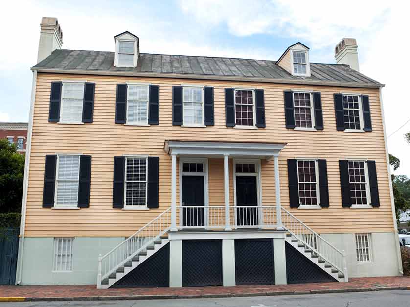 Historic Home Siding Replacement: 4 Things to Keep in Mind